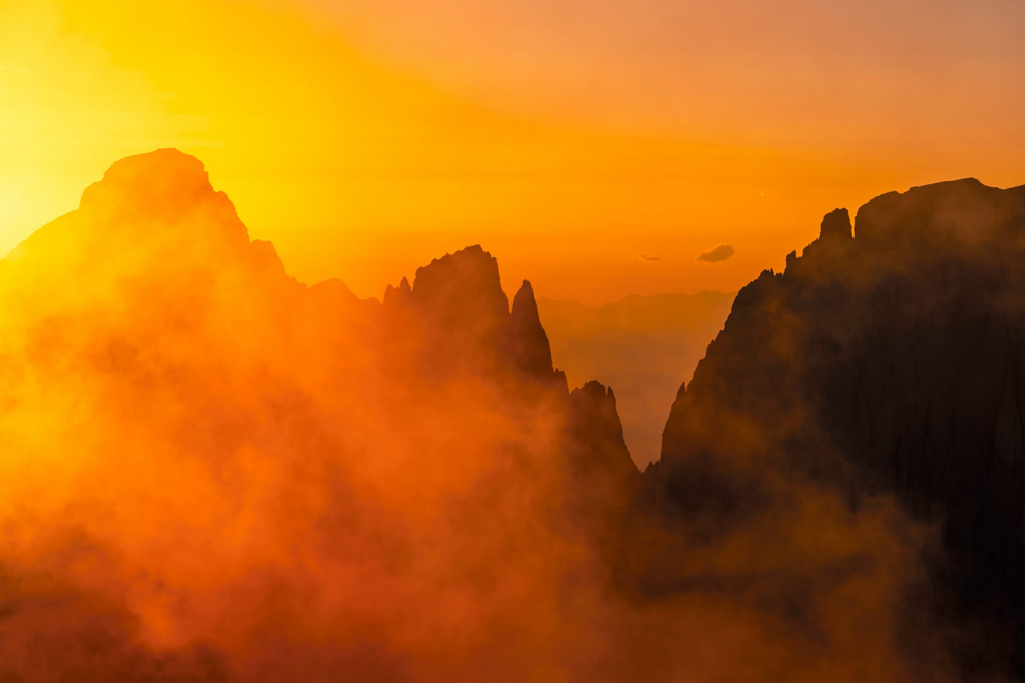 At sunset, the peaks of the Dolomites are tinged with the changing autumn atmosphere.